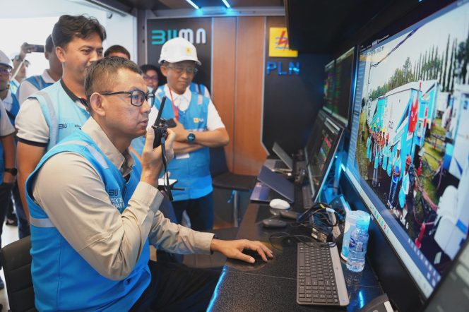 
					Direktur Utama PLN, Darmawan Prasodjo melakukan pemantauan secara _real time_ di Command Center untuk memastikan keandalan listrik Retreat Kabinet di Lapangan Golf Akmil, Magelang, Jawa Tengah.