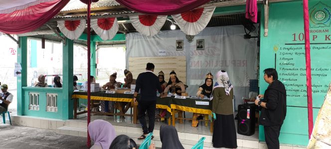 
					Petugas PPS di Semarang Pakai Kostum Wayang untuk Tarik Minat Pemilih