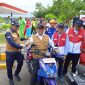 Wakil Menteri Energi dan Sumber Daya Mineral (ESDM), Yuliot Tanjung mencoba motor layanan BBM saat kunjungan ke SPBU di Rest Area Tol Batang 379A, Jumat (20/12).