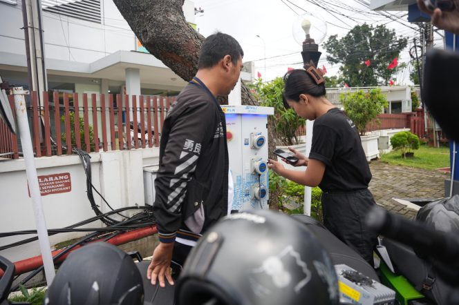 
					Pengguna Motor Listrik tengah melakukan scan barcode pada SPKLU Roda 2 di PLN UID Jateng DIY, Jatingaleh, Semarang (10/2)