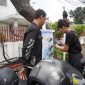 Pengguna Motor Listrik tengah melakukan scan barcode pada SPKLU Roda 2 di PLN UID Jateng DIY, Jatingaleh, Semarang (10/2)