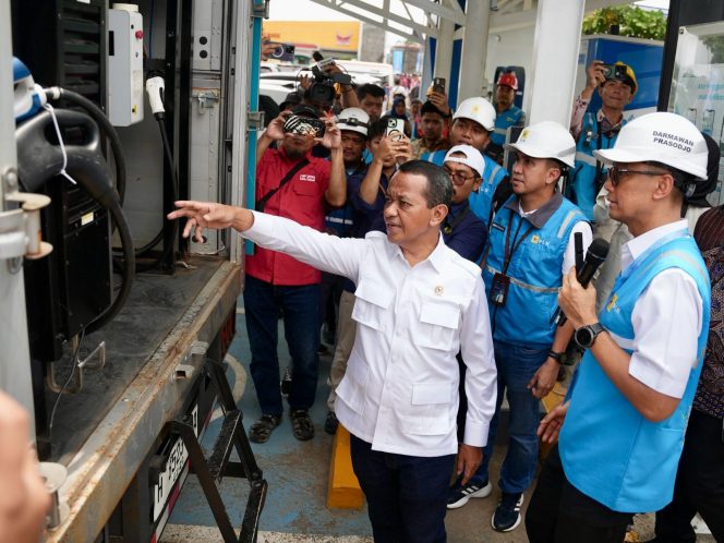 
					Menteri ESDM, Bahlil Lahadalia (kedua dari kanan) didampingi Direktur Utama PLN, Darmawan Prasodjo (kanan) saat meninjau SPKLU Mobile yang disiagakan PLN untuk membantu pemudik pengguna mobil listrik yang mengalami kehabisan daya di perjalanan.