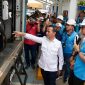 Menteri ESDM, Bahlil Lahadalia (kedua dari kanan) didampingi Direktur Utama PLN, Darmawan Prasodjo (kanan) saat meninjau SPKLU Mobile yang disiagakan PLN untuk membantu pemudik pengguna mobil listrik yang mengalami kehabisan daya di perjalanan.
