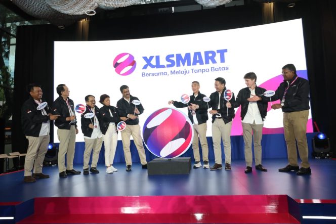 
					CEO Rajeev Sethi (tengah, kiri) perkenalkan identitas XLSMART: "Bersama, Melaju Tanpa Batas"
