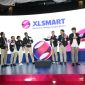 CEO Rajeev Sethi (tengah, kiri) perkenalkan identitas XLSMART: "Bersama, Melaju Tanpa Batas"
