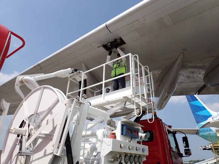 Aktivitas pengisian avtur di bandara.