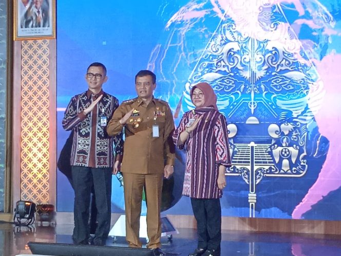 
					Kepala Perwakilan Bank Indonesia Provinsi Jawa Tengah, Rahmat Dwisaputra, Gubernur Provinsi Jawa Tengah, Ahmad Luthfi,  dan Kepala Dinas Penanaman Modal dan Pelayanan Terpadu Satu Pintu (DPMPTSP) Provinsi Jawa Tengah, Sakina Rosellasari, dalam pembukaan Central Java Investment Business Forum (CJIBF) dan UMKM Gayeng 2025 di Semarang pada Senin (5/5/2025).