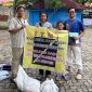 Ketua Panitia Kurban, Teddy Ferdian, menyerahkan paket daging kurban di Gedung Keuangan Negara (GKN) II Semarang pada Senin (9/6).