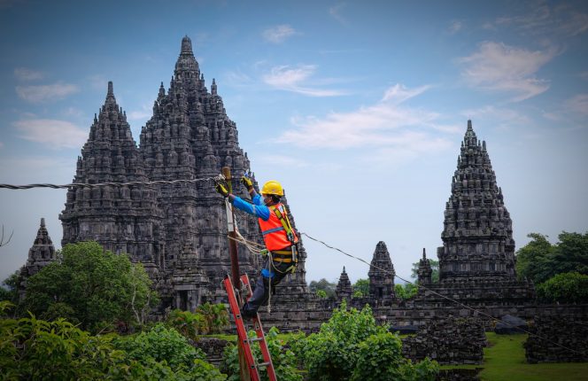
					Petugas PLN di daerah dekat obyek wisata Candi Prambanan, tengah melakukan perbaikan jaringan listrik.