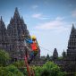 Petugas PLN di daerah dekat obyek wisata Candi Prambanan, tengah melakukan perbaikan jaringan listrik.