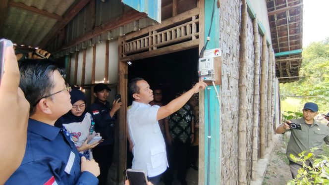 
					Menteri Energi dan Sumber Daya Mineral (ESDM) Bahlil Lahadalia, saat meninjau penerima Bantuan Pasang Baru Listrik (BPBL) Gratis di Cepu, Kabupaten Blora.