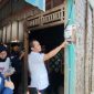 Menteri Energi dan Sumber Daya Mineral (ESDM) Bahlil Lahadalia, saat meninjau penerima Bantuan Pasang Baru Listrik (BPBL) Gratis di Cepu, Kabupaten Blora.