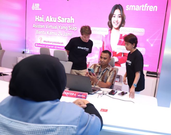 
					Chief Marketing Smartfren Officer XLSMART, Sukaca Purwokardjono (kiri), petugas Customer Care Galeri Smartfren (tengah) bersama Head Customer Succes XLSMART, Rochelle Camasosa (kanan) sedang memberikan pelayanan kepada pelanggan di Galeri Smartfren (18/7).