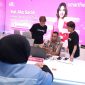Chief Marketing Smartfren Officer XLSMART, Sukaca Purwokardjono (kiri), petugas Customer Care Galeri Smartfren (tengah) bersama Head Customer Succes XLSMART, Rochelle Camasosa (kanan) sedang memberikan pelayanan kepada pelanggan di Galeri Smartfren (18/7).