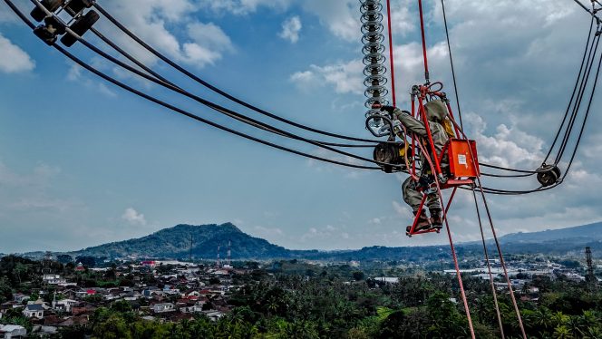 
					Dukung Suksesnya Perayaan HUT RI ke-80, Tim Elit PLN UPT Salatiga Ganti Peralatan Isolator SUTET Tanpa Padam