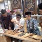 Wakil Gubernur Jawa Tengah Taj Yasin (tengah kiri) bersama Kepala KPw BI Jateng Rahmat Dwisaputra (tengah kanan) belajar mengukir kaligrafi di salah satu stand pameran FAJAR 2025 di Queen City Mall Semarang pada Kamis (14/8).