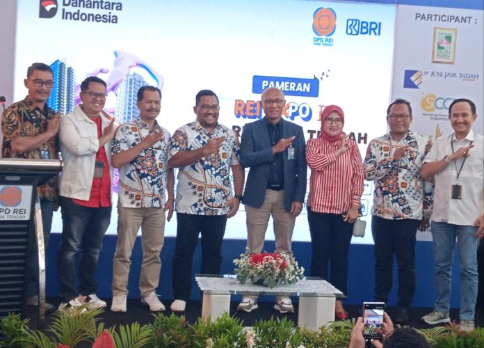 Ketua DPD REI Jawa Tengah, Harmawan Mardiyanto (ke-4 dari kiri) dan Regional Consumer Banking Head RO Semarang BRI, Dwi Setyo Suyoko (ke-5 dari kiri) saat membuka REI Expo III 2025 di DP Mall, Jumat (15/8).