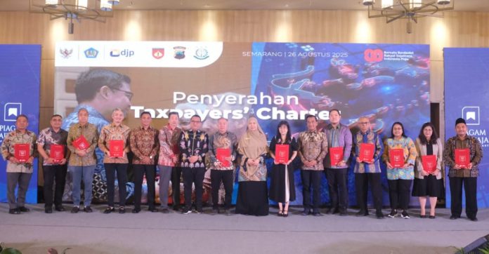 DJP Jawa Tengah I menyerahkan Taxpayers’ Charter atau Piagam Wajib Pajak kepada ratusan wajib pajak di Ballroom Hotel Tentrem, Semarang.