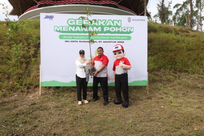 JNE bersama Otorita IKN melaksanakan penanaman 1.000 pohon dan penyebaran benih ikan di area kolam sekitar lokasi IKN.