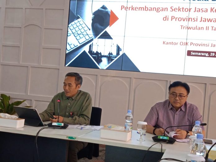 Kepala OJK Provinsi Jawa Tengah Hidayat Prabowo (kiri) didampingi Direktur Pengawasan Perilaku Pelaku Usaha Jasa Keuangan, Edukasi dan Perlindungan Konsumen OJK Provinsi Jawa Tengah, Taufik Andriawan (kanan), dalam Media Briefing Tw II 2025 di kantor OJK Semarang, Jumat (29/8).