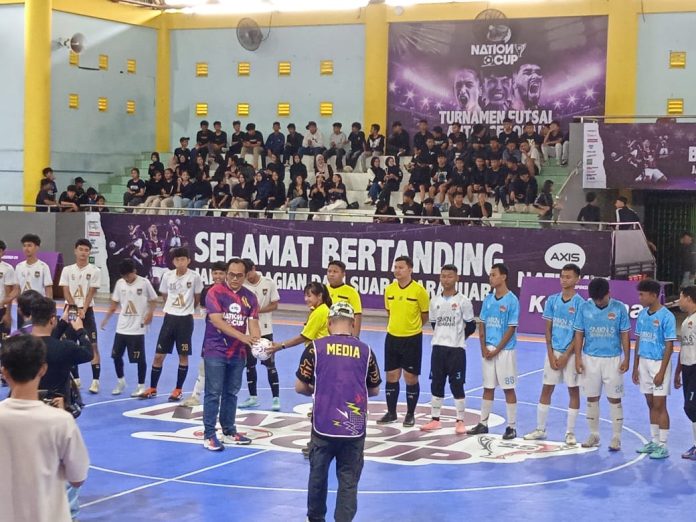 Head of Sales PT XLSmart Central Java 1, Heriantoni saat membuka AXIS Nation Cup 2025 di GOR UIN Walisongo Semarang pada Sabtu (30/8).