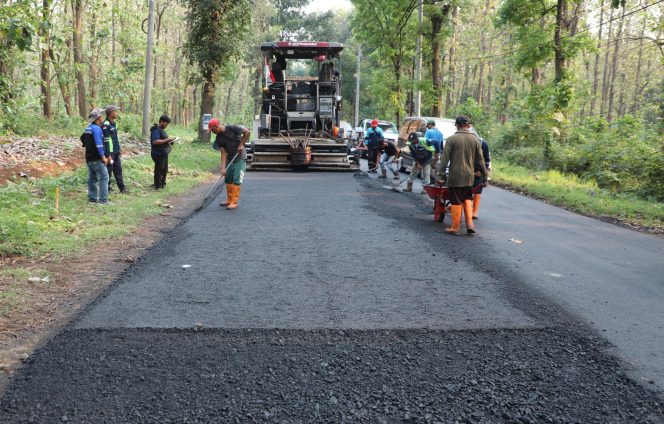 
					Progres perbaikan jalan di Jateng hingga Agustus 2025, hasilnya sudah mendekati 90 persen (89,9 persen). Atau sudah setara dengan 2.195 kilometer, dari total 2.440 kilometer jalan provinsi yang ada.