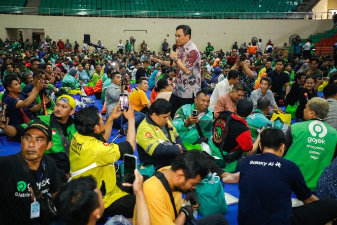 
					Ratusan driver ojek online dengan surat izin mengemudi (SIM) mati mendapatkan hadiah dari Gubernur Jawa Tengah Ahmad Luthfi dengan digratiskan biaya pembuatan ulang SIM.