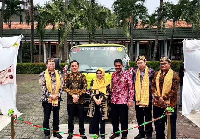 
					PT Hino Motors Sales Indonesia (HMSI) menyerahkan satu unit truk Hino 300 Series kepada SMKN 2 Tangerang sebagai bagian dari program Corporate Social Responsibility (CSR).