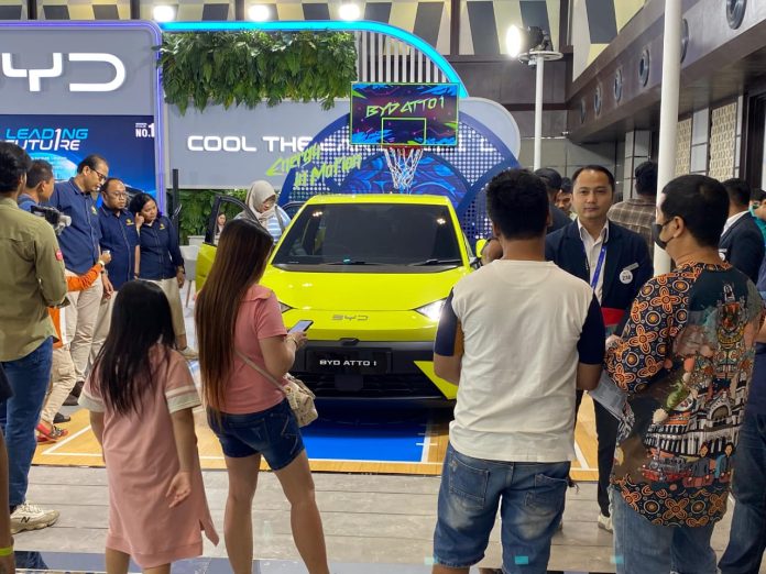 BYD meluncurkan model mobil listrik ATTO 1 di GIIAS Semarang 2025 yang berlangsung 24 - 28 September di Muladi Dome Undip Semarang.