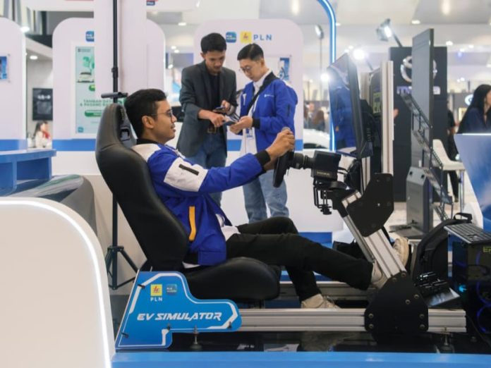 Pengunjung merasakan sensasi mengendarai mobil listrik lewat Simulator Game Berkendara Mobil Listrik di GIIAS Semarang 2025