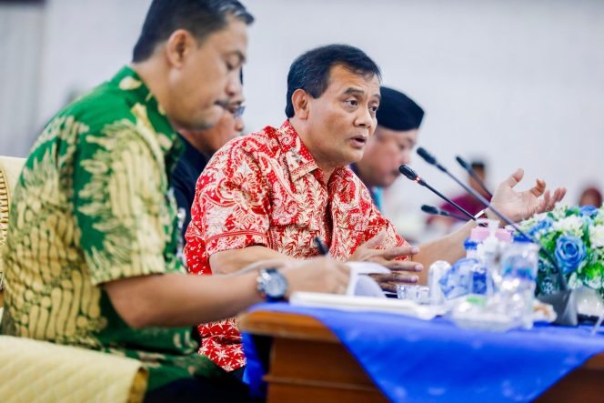 
					Gubernur Jateng, Ahmad Luthfi saat Rapat Koordinasi Percepatan Program Fasilitas Likuiditas Pembiayaan Perumahan (FLPP) digelar di Gedung Gradhika Bhakti Praja, Kamis 25 September 2025. 