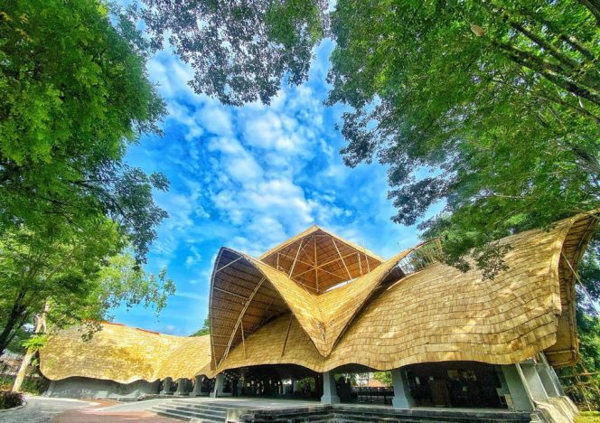 
					Solo Safari menjadi magnet baru yang memperkuat posisi Solo sebagai destinasi wisata keluarga.