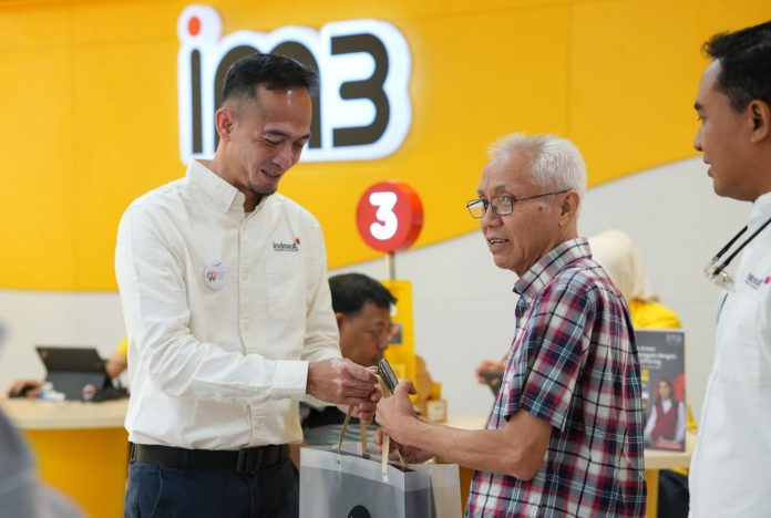 Fahd Yudhanegoro - EVP Head of Circle Java Indosat Ooredoo Hutchison menyapa dan mendengar langsung masukan pelanggan di 3Store hari ini (04/09/2025).