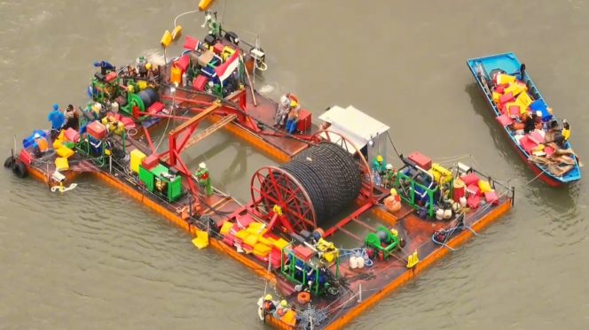 
					PT PLN (Persero) memperkuat sistem kelistrikan di Pulau Nusakambangan dengan pembangunan kabel laut berkapasitas 2 x 10,23 Megawatt (MW) yang ditargetkan rampung pada Desember 2025.