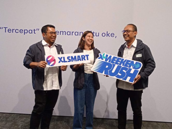 
					Group Head Central Region XLSMART, Arif Farhan Budiyanto (kanan), Group Head Network Operations XLSMART, Agus Rohmat (kiri), dan Head Consumer Propositions XLSMART, Sri Sofyana Sugiarmadji (tengah).