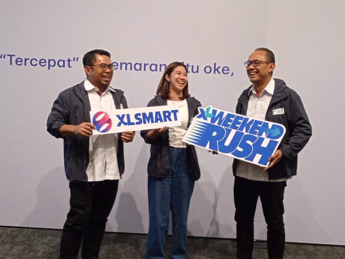 Group Head Central Region XLSMART, Arif Farhan Budiyanto (kanan), Group Head Network Operations XLSMART, Agus Rohmat (kiri), dan Head Consumer Propositions XLSMART, Sri Sofyana Sugiarmadji (tengah).