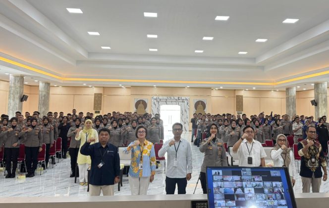 
					Otoritas Jasa Keuangan (OJK) Provinsi Jawa Tengah bekerja sama dengan Kepolisian Daerah (Polda) Jawa Tengah, menggelar Edukasi Keuangan bagi seluruh anggota Polri se-Jawa Tengah pada Kamis (25/9) di Gedung Borobudur Polda Jawa Tengah.