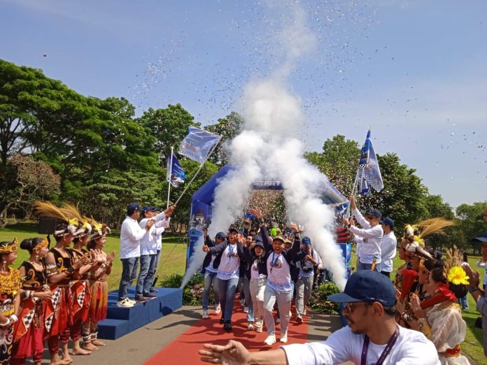 Pelepasan peserta QRIS Jelajah Indonesia (QJI) Wilayah Jawa 2025 di Taman Lumbini Candi Borobudur, Magelang, pada Kamis (2/10), oleh Koordinator BI Wilayah Jawa, Ibrahim, dan Kepala Perwakilan BI Jateng, Rahmat Dwisaputra.