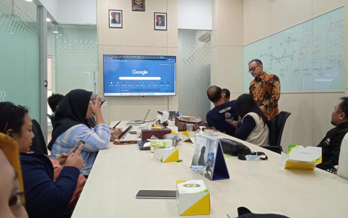Kepala Perwakilan Bursa Efek Indonesia (BEI) Jawa Tengah 1, Fanny Rifqi, saat memberikan Short Course terkait Pasar Modal bagi Wartawan Ekonomi Semarang, Selasa (30/9).