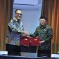 Kepala Badan Pengawas Perdagangan Berjangka Komoditi (Bappebti) Tirta Karma Senjaya (kiri) dan Deputi Komisioner Pengawas Emiten, Transaksi Efek, dan Pemeriksaan Khusus OJK I.B. Aditya Jayaantara (kanan) dalam Penandatanganan addendum Berita Acara Serah Terima (BAST) yang digelar di Kantor OJK, Jakarta, Senin (6/10).