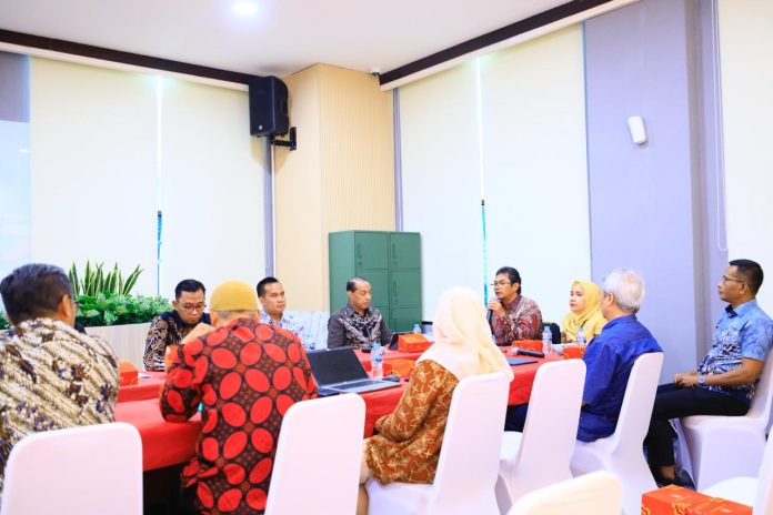 Otoritas Jasa Keuangan (OJK) memfasilitasi pertemuan antara pengurus PT Dana Syariah Indonesia (DSI) dengan para pemberi dana (lender) di Kantor OJK di Jakarta, Selasa (28/10). Otoritas Jasa Keuangan (OJK) memfasilitasi pertemuan antara pengurus PT Dana Syariah Indonesia (DSI) dengan para pemberi dana (lender) di Kantor OJK di Jakarta, Selasa (28/10).