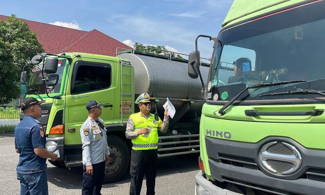 
					Melampaui Penindakan, Polres Tabes Semarang Utamakan Pendekatan Edukasi dalam Ramp Check Truk