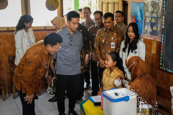 
					Gubernur Luthfi Dampingi Wapres Gibran Tinjau CKG dan Speling Anak di Salatiga
