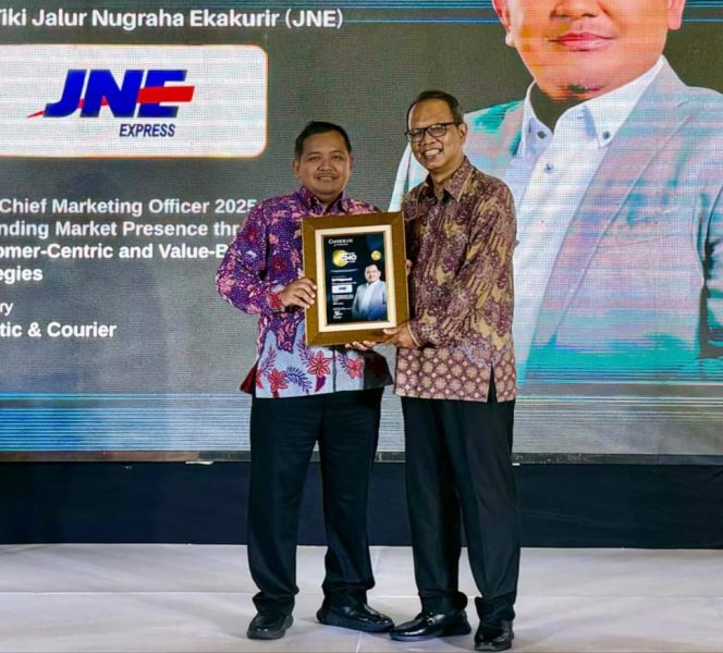 
					Eri Palgunadi, SVP Marketing Group Head JNE, dinobatkan sebagai Best Chief Marketing Officer (CMO) Award 2025 untuk kategori Logistics & Courier dari Warta Ekonomi.