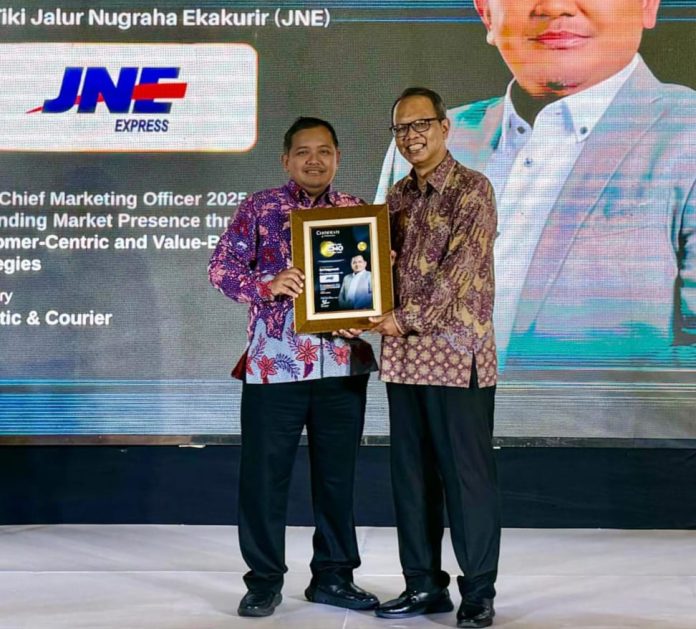 Eri Palgunadi, SVP Marketing Group Head JNE, dinobatkan sebagai Best Chief Marketing Officer (CMO) Award 2025 untuk kategori Logistics & Courier dari Warta Ekonomi.