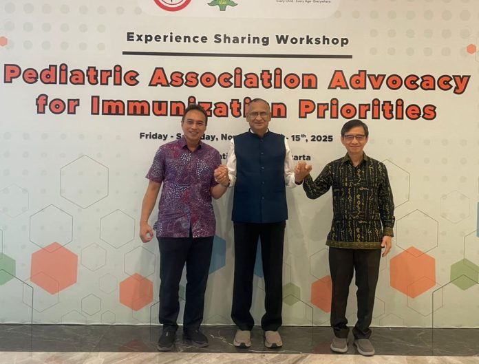 Ketua PP IDAI - Dr. dr. Piprim Basarah Yanuarso (kiri), Direktur Eksekutif IPA - dr. Naveen Thacker (tengah) dan Ketua Satgas Imunisasi IDAI - Prof. Dr. dr. Hartono Gunardi (kanan)