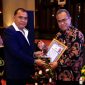 Wakil Kepala Badan Reserse Kriminal Polri Irjen Pol. Nunung Syaifuddin (kiri) menyerahkan penghargaan kepada Kepala Departemen Penyidikan Sektor Jasa Keuangan OJK, Feriansyah (kanan), dalam Rapat Koordinasi Korwas PPNS Tahun Anggaran 2025 di Jakarta (23/10/2205).