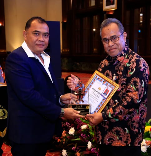 Wakil Kepala Badan Reserse Kriminal Polri Irjen Pol. Nunung Syaifuddin (kiri) menyerahkan penghargaan kepada Kepala Departemen Penyidikan Sektor Jasa Keuangan OJK, Feriansyah (kanan), dalam Rapat Koordinasi Korwas PPNS Tahun Anggaran 2025 di Jakarta (23/10/2205).