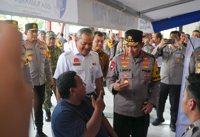 
					Kapolri Tinjau Stasiun Tawang Semarang, Pastikan Pengamanan Nataru Terkendali di Tengah Lonjakan Penumpang
