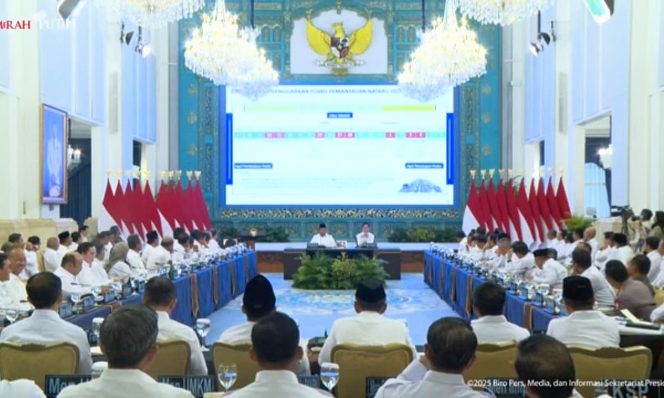 
					Dapat Tepuk Tangan di Kabinet, Mentan Amran Laporkan Stok Beras Aman dan Ekspor Naik 42%